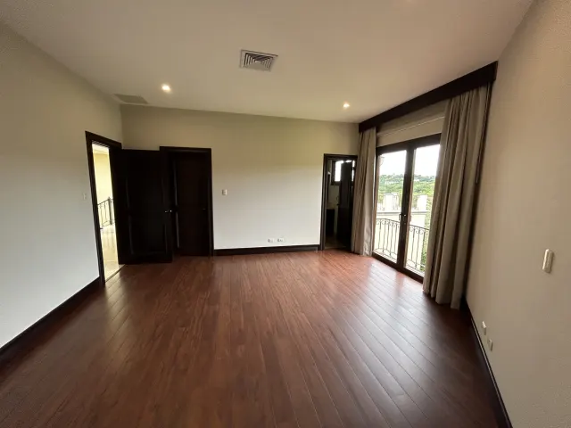 Se vende amplia casa en Condominio Villa Real