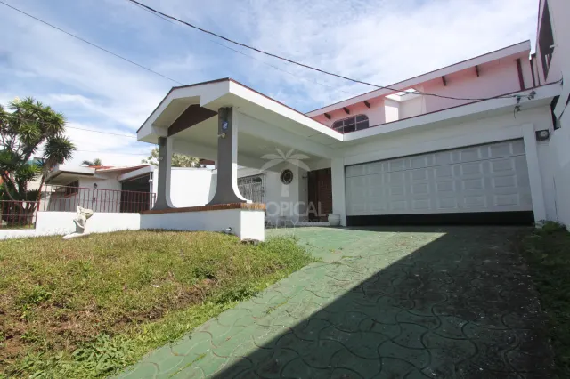 Casa de Uso Mixto en Venta en Sabana Sur – Amplios Espacios y Excelente Potencial Comercial