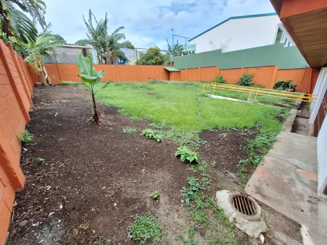 Amplia Casa en Alquiler con Uso Residencial o Profesional en San Rafael de Santa Ana