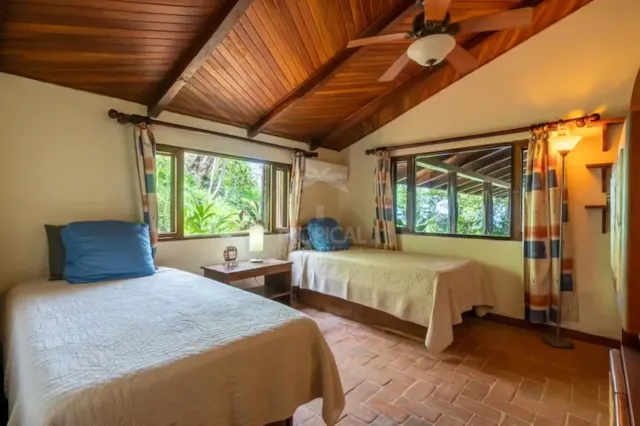 Villa Exclusiva de 2 Habitaciones con Vistas Panorámicas al Océano en la Cima del Acantilado.