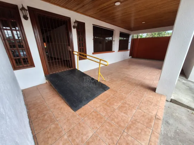 Amplia Casa en Alquiler con Uso Residencial o Profesional en San Rafael de Santa Ana