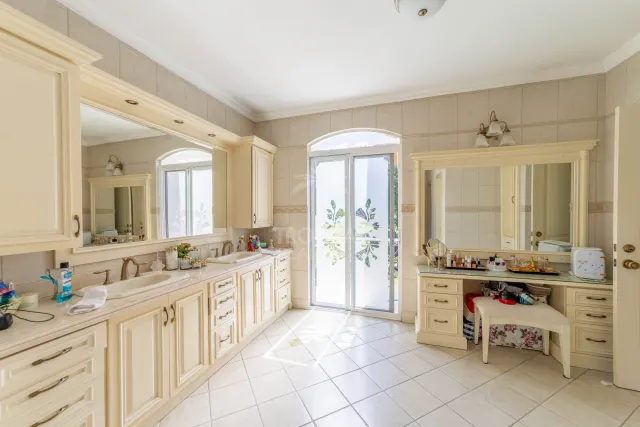 Lujosa Residencia Frente al Campo de Golf en Venta en Valle del Sol, Santa Ana
