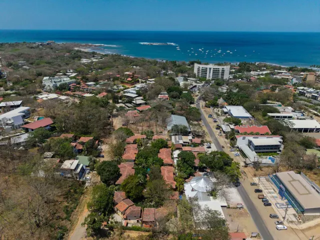 Townhome Renovado en Venta en Tamarindo – A Pasos de la Playa y con Excelente Potencial de Inversión