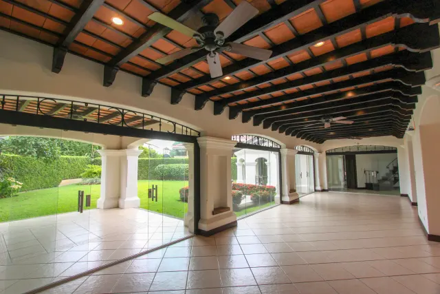 Casa en alquiler o venta en lujoso condominio Bosques de Lindora ALQUILADA