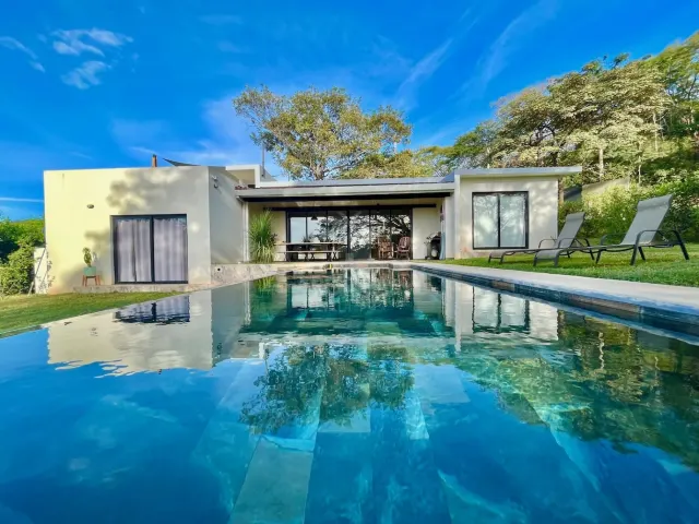 Casa Contemporánea con Piscina Infinita en Tamarindo – 4 Habitaciones en Amplio Lote Tropical