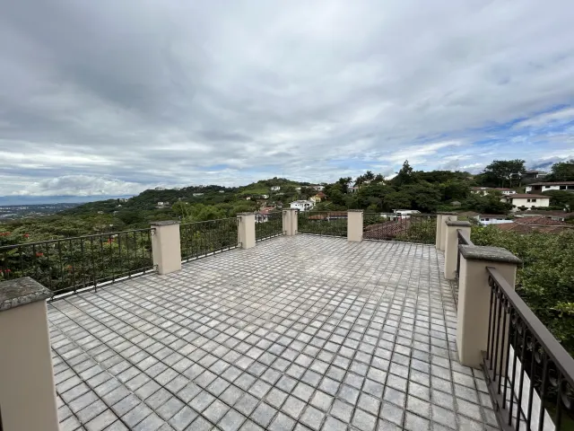 Se vende amplia casa en Condominio Villa Real