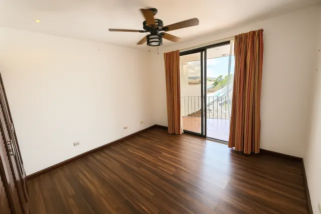 Casa Independiente en Venta en Rohrmoser con 4 Habitaciones
