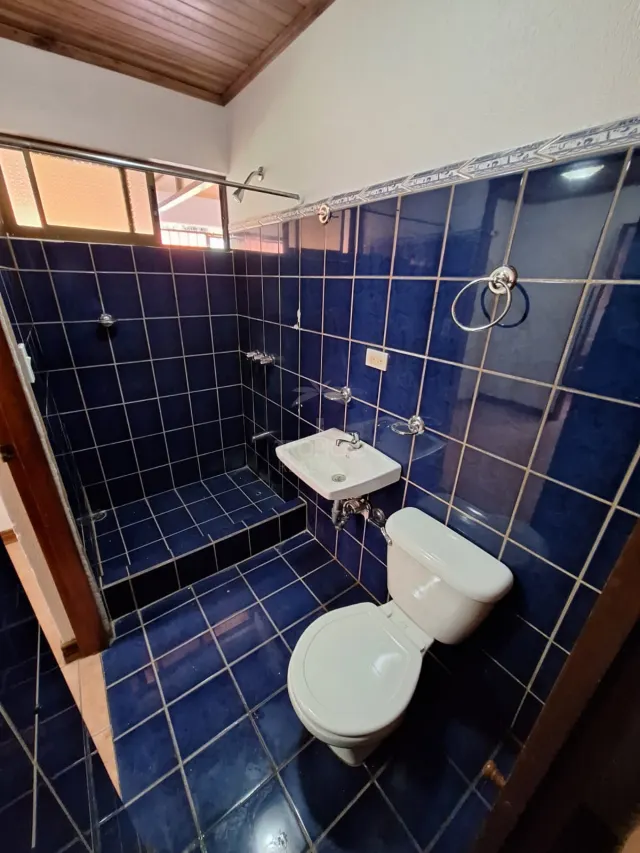 Amplia Casa en Alquiler con Uso Residencial o Profesional en San Rafael de Santa Ana