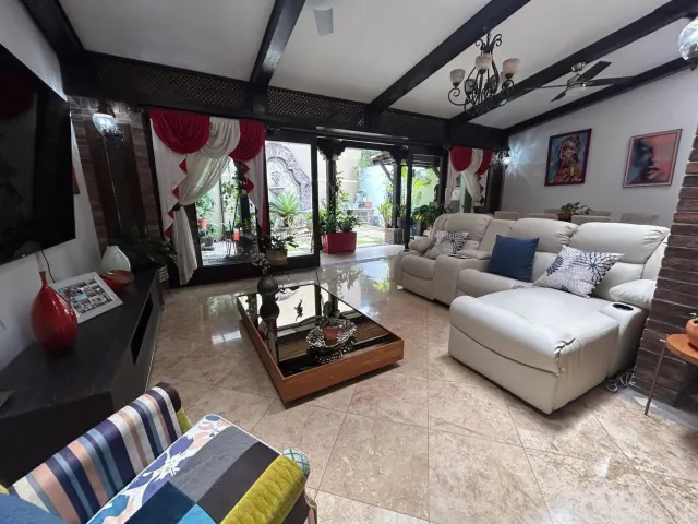 Residencia de Lujo en Guachipelín: Espacio, Elegancia y Exclusividad