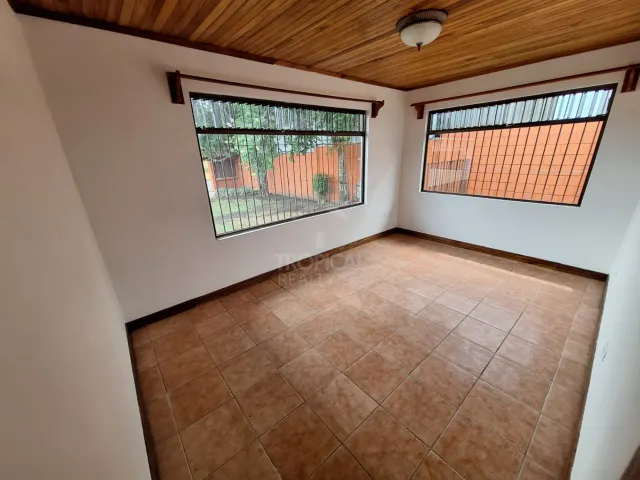 Amplia Casa en Alquiler con Uso Residencial o Profesional en San Rafael de Santa Ana