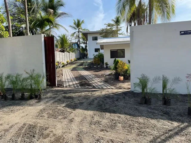 Casa Frente al Mar con Piscina en Playa Tivives – 4 Habitaciones + 2 Apartamentos | $595,000