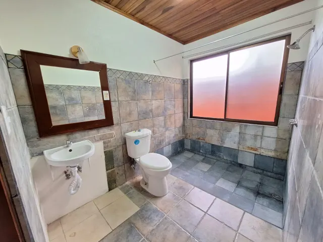 Amplia Casa en Alquiler con Uso Residencial o Profesional en San Rafael de Santa Ana