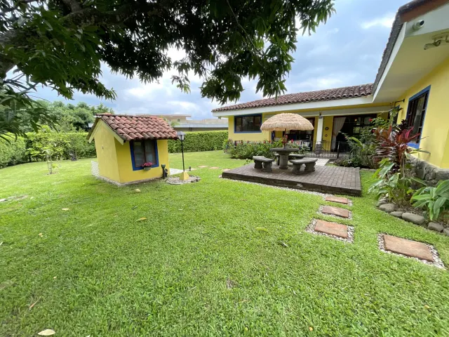 Hacienda Los Reyes: Hogar Familiar y Paraíso del Golf