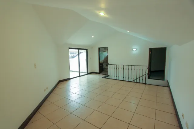 Casa en alquiler o venta en lujoso condominio Bosques de Lindora ALQUILADA
