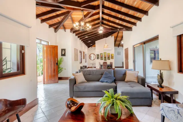 Casa Caoba: Casa colonial moderna de 3 habitaciones en Surfside Estates, Playa Potrero