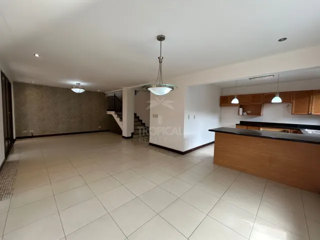 Espacioso Townhouse de 4 Habitaciones en Condominio Villas de Valencia, Escazú