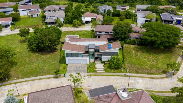 Casa Contemporánea de Lujo en Hacienda Espinal – Espacios Excepcionales para una Vida Extraordinaria