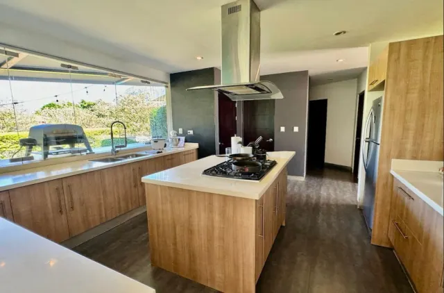 Encantadora residencia de dos pisos en Los Reyes La Guacima