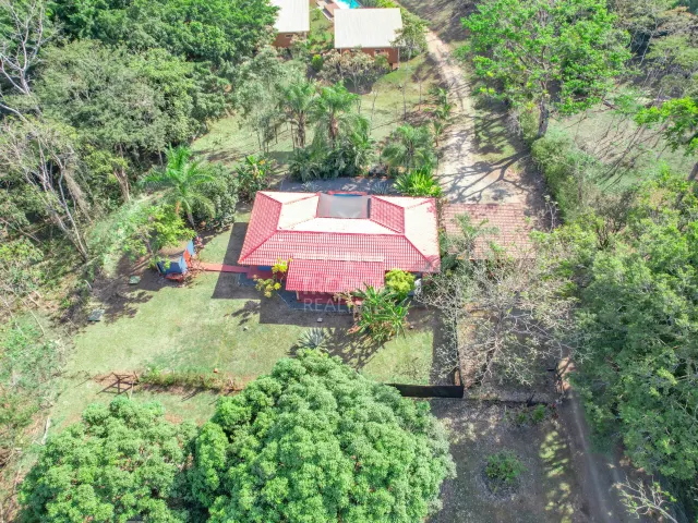Se vende Casa de Piscina de Estilo Hacienda en Santa Teresa