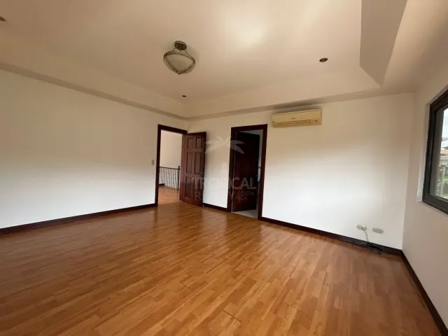 Espacioso Townhouse de 4 Habitaciones en Condominio Villas de Valencia, Escazú