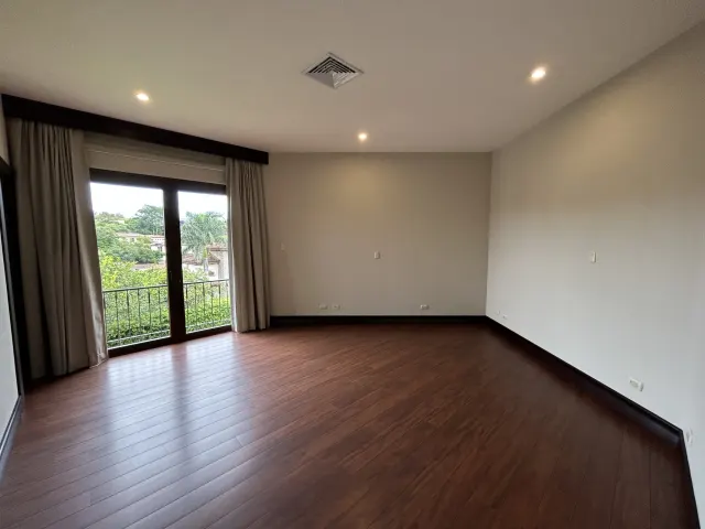 Se vende amplia casa en Condominio Villa Real