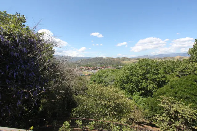 Residencia de Lujo en La Guácima con Bosque Privado y Vistas Panorámicas