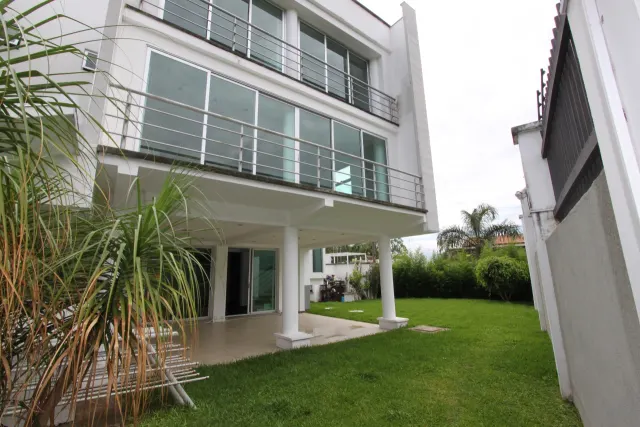 Sophisticated Contemporary Residence with Rooftop Views Near Multiplaza