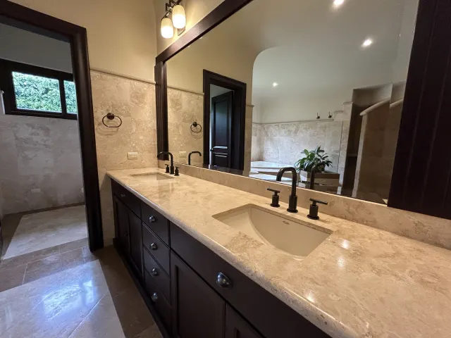 Se vende amplia casa en Condominio Villa Real