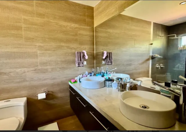 Encantadora residencia de dos pisos en Los Reyes La Guacima
