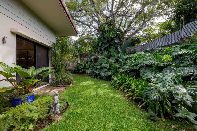 Casa Bougainvillea – Residencia de Lujo de Una Planta en Santa Ana con Amplio Jardín Privado