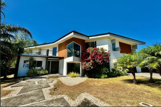 Encantadora residencia de dos pisos en Los Reyes La Guacima