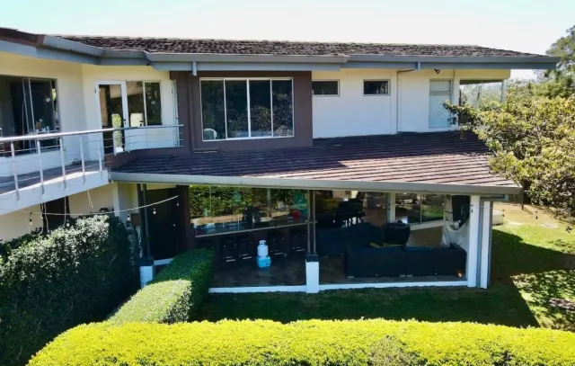 Encantadora residencia de dos pisos en Los Reyes La Guacima