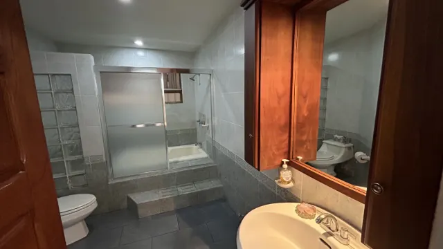Casa en Venta en Rohrmoser, Pavas – Amplios Espacios y Terraza Privada
