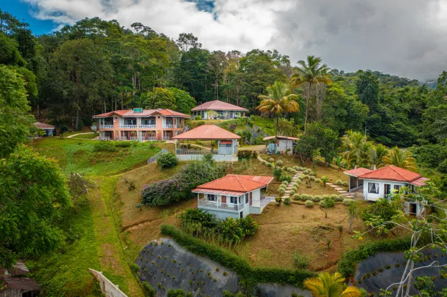 Hotel Boutique con Vista al Océano en Dominical – 13 Unidades en 1 Hectárea
