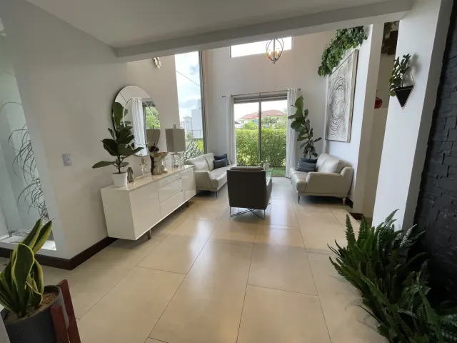 Hermosa Casa en Venta en Condominio - Hacienda Los Reyes