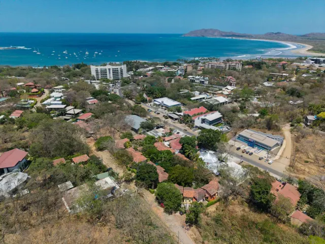 Townhome Renovado en Venta en Tamarindo – A Pasos de la Playa y con Excelente Potencial de Inversión