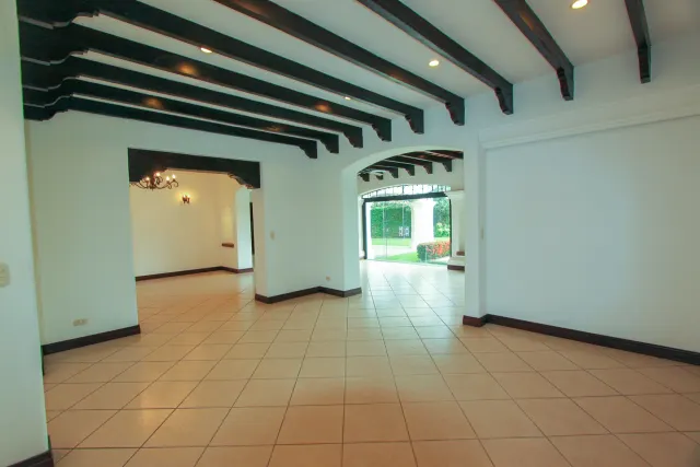 Casa en alquiler o venta en lujoso condominio Bosques de Lindora ALQUILADA