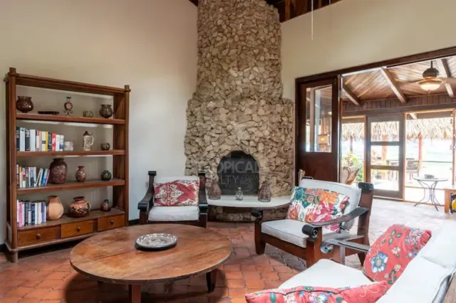 Villa Exclusiva de 2 Habitaciones con Vistas Panorámicas al Océano en la Cima del Acantilado.