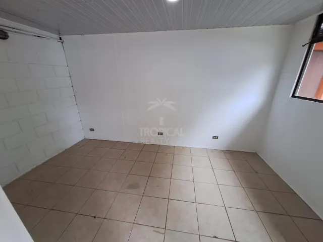 Amplia Casa en Alquiler con Uso Residencial o Profesional en San Rafael de Santa Ana
