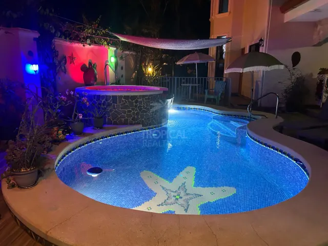 Casa en Venta en Jacó Beach con Piscina y Jacuzzi Privado