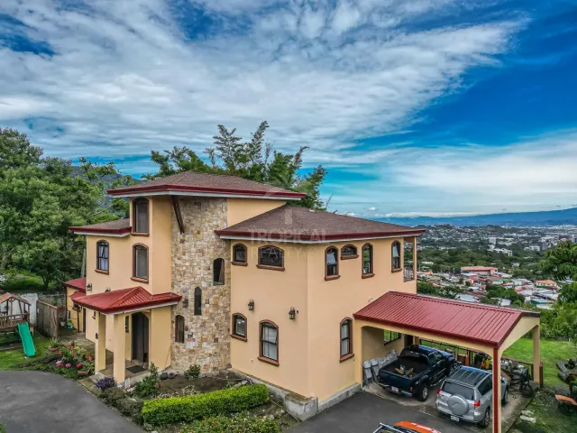 Escazu propiedad con casa y 2 apartamentos