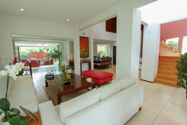 Refugio Moderno en Campo de Golf: Espectacular Casa en Valle del Sol, Santa Ana