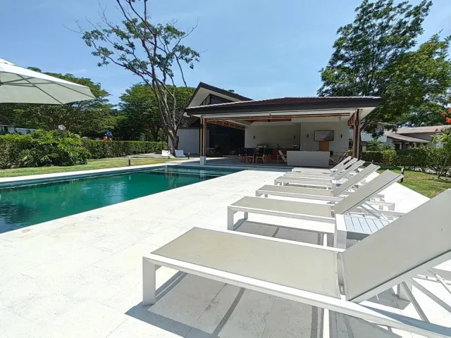 Casa de Playa de Lujo en Venta en Reserva Conchal, Guanacaste – 4 Habitaciones, Piscina, Jacuzzi y Vista al Campo de Golf