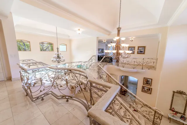 Lujosa Residencia Frente al Campo de Golf en Venta en Valle del Sol, Santa Ana