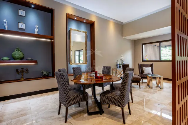 La Hacienda Cosmopolitan Chic – Exclusiva Residencia de Lujo de Una Planta en Santa Ana