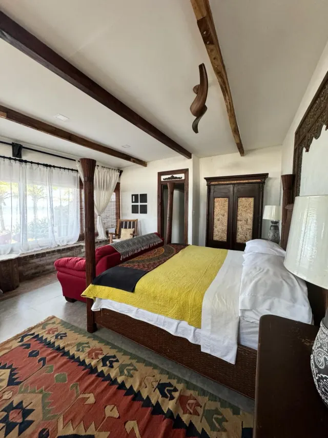 Casa y apartamentos frente a la playa en venta en Tivives
