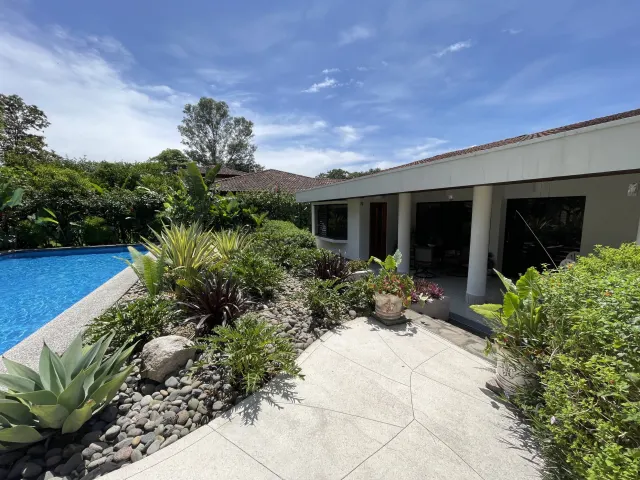Para Venta Casa de una planta, con piscina