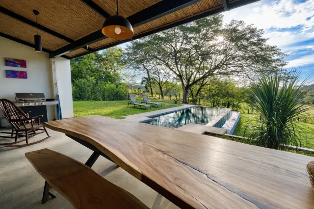 Casa Contemporánea con Piscina Infinita en Tamarindo – 4 Habitaciones en Amplio Lote Tropical