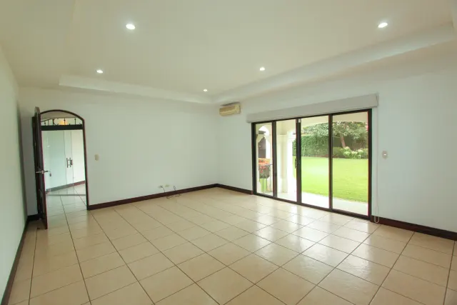 Casa en alquiler o venta en lujoso condominio Bosques de Lindora ALQUILADA