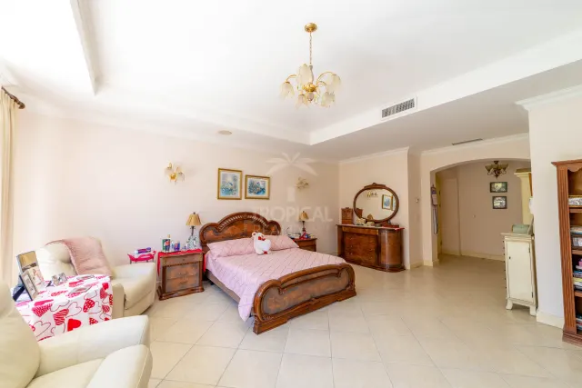 Lujosa Residencia Frente al Campo de Golf en Venta en Valle del Sol, Santa Ana